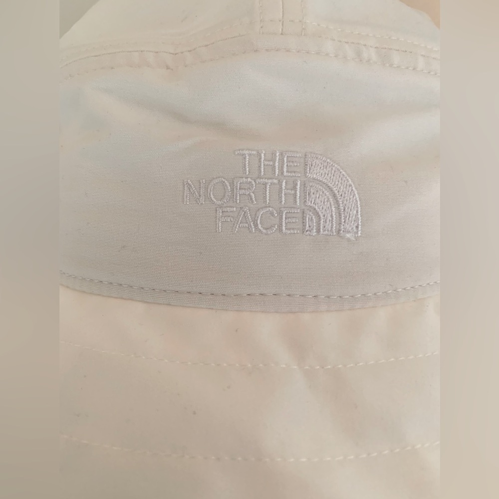 NWT North Face Hat: White, Wide Brim, Chin Strap, Logo, 40+UPF Sun Protect, L/XL - Picture 3 of 13